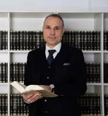 Rechtsanwalt mit fundierter juristischer Ausbildung und praktischer Erfahrung