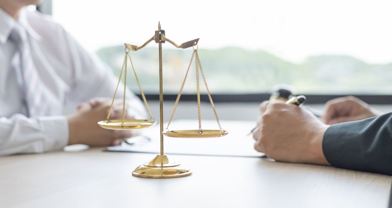 Έλληνας δικηγόρος ιατρικού δικαίου στο Μόναχο σε νομική συμβουλευτική συνάντηση