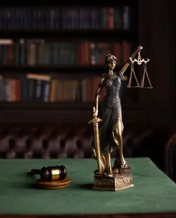 Symbol für Gerechtigkeit und juristische Verantwortung in der täglichen Arbeit eines Anwalts
